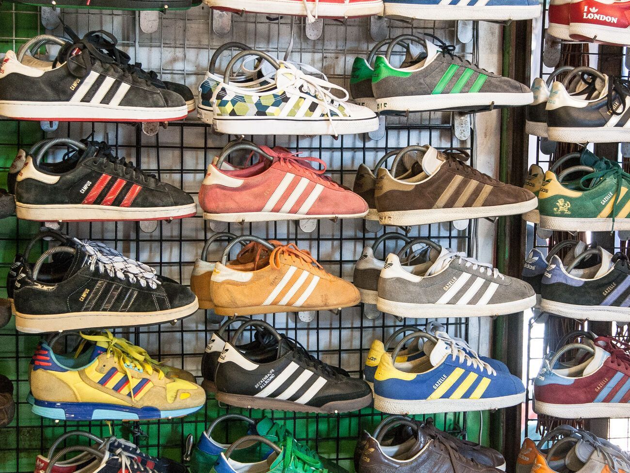 Adidas припинила онлайн- та офлайн-продажі в Росії