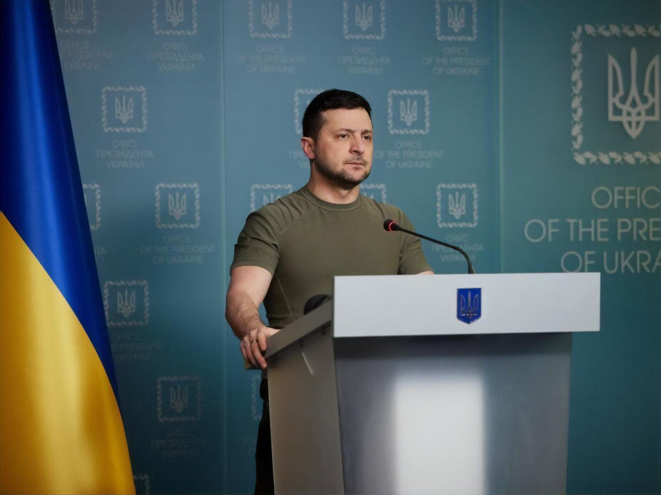 За словами Зеленського, окупанти в Маріуполі свідомо вимикають зв'язок та електрику, блокують підвезення їжі, постачання води