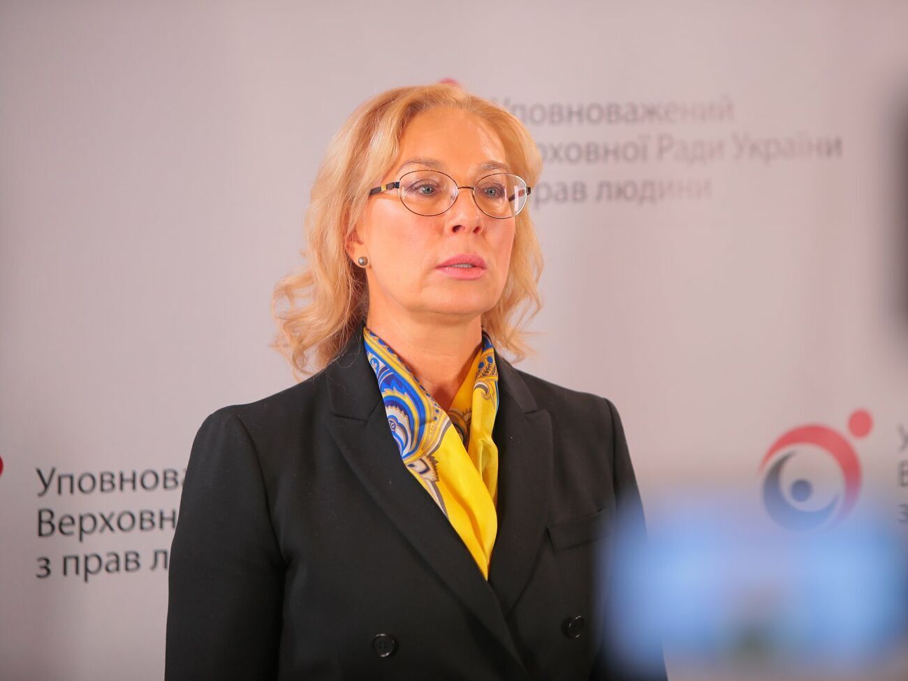 За даними омбудсменки, міни було замасковано соломою та сміттям