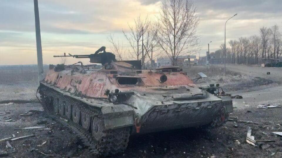 Сьогодні вранці екіпажі ворожого танка і БТР зробили свій вибір, зазначили українські військові