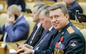 Выборный родился в Шепетовке (Хмельницкая область), представляет партию "Единая Россия"