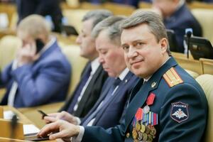 Выборный родился в Шепетовке (Хмельницкая область), представляет партию "Единая Россия"