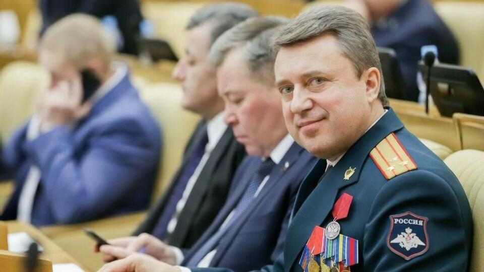 Выборный родился в Шепетовке (Хмельницкая область), представляет партию "Единая Россия"