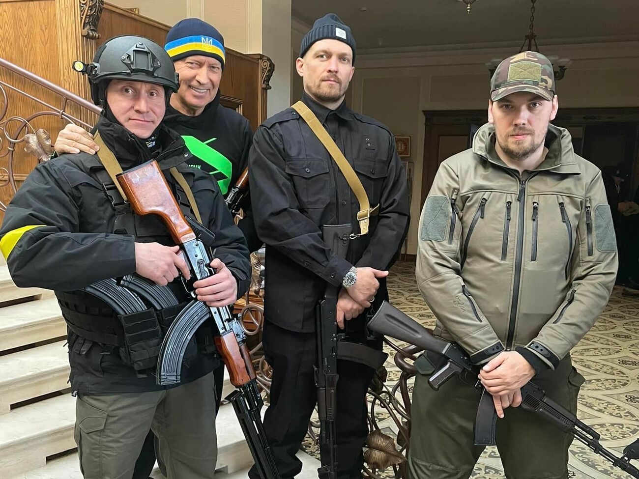 Усик (другий праворуч) поповнив лави Київської територіальної самооборони