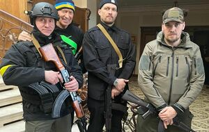 Усик (другий праворуч) поповнив лави Київської територіальної самооборони