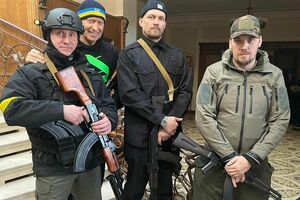 Усик (другий праворуч) поповнив лави Київської територіальної самооборони