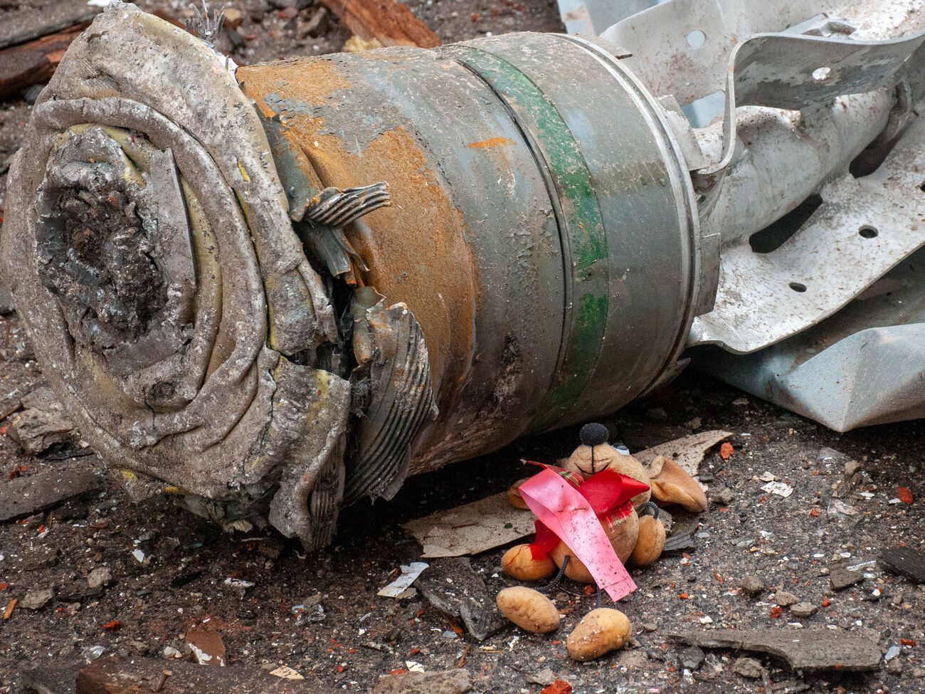 Обломки бомбы в Харькове, 3 марта