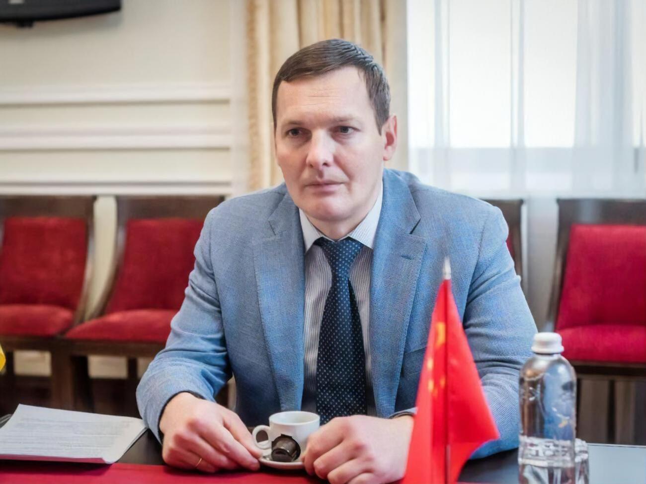 По словам Енина, добровольцы получают военный билет, который заменяет им вид на жительство