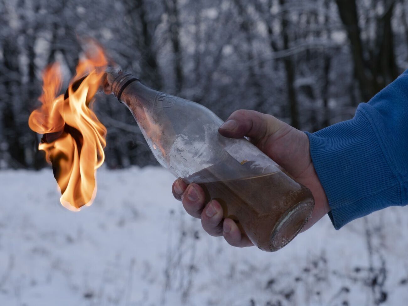"Коктейль Молотова" є пляшкою із запальною сумішшю