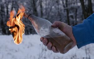 Коктейль Молотова представляет собой бутылку с зажигательной смесью