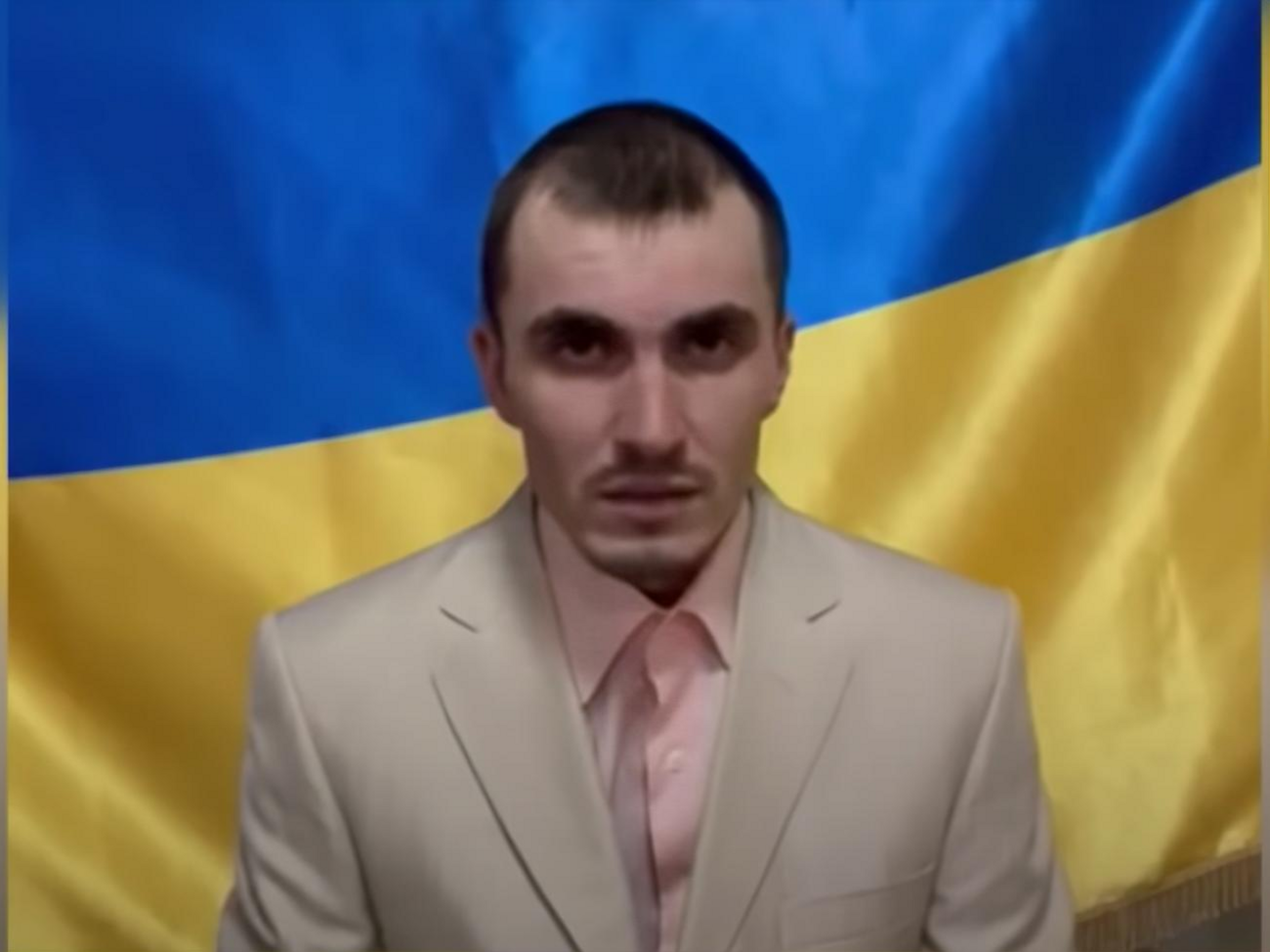 Окупант на допиті сидів у весільному костюмі