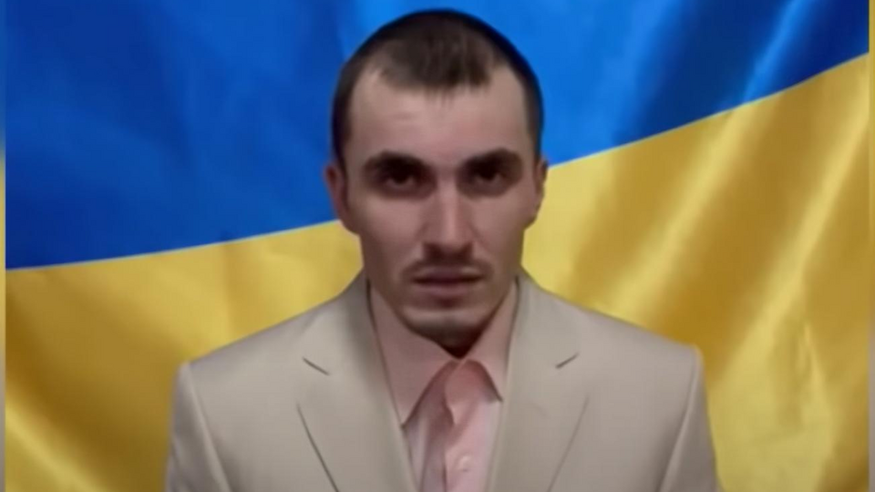 Окупант на допиті сидів у весільному костюмі