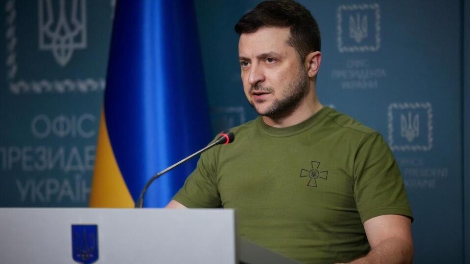Зеленський: Прямий удар російських військ по пологовому будинку. Люди під завалами. Діти під завалами. Це звірство!