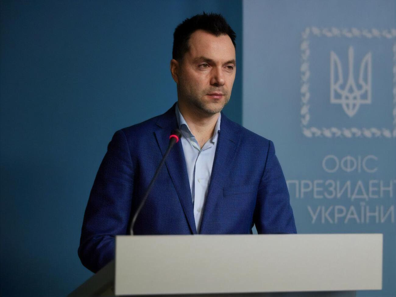 Арестович розповів, що у РФ показують фото знищеної російської техніки, видаючи її за українську