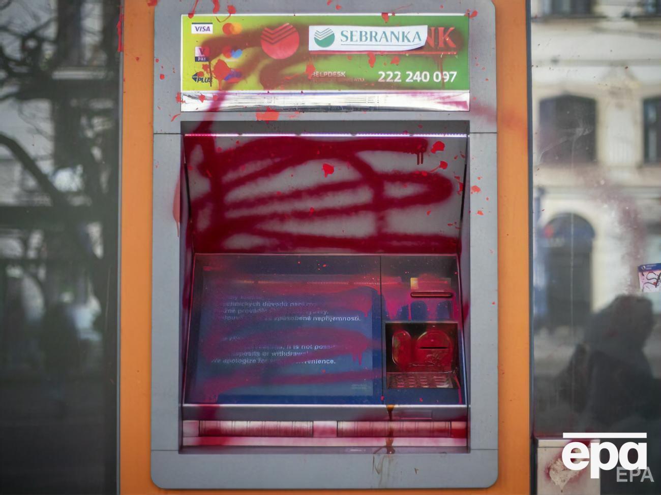 На долю "Сбербанка" приходится около половины депозитов россиян, пишет Bloomberg. На фото &ndash; испачканный красной краской банкомат "Сбербанка" в Праге, 9 марта