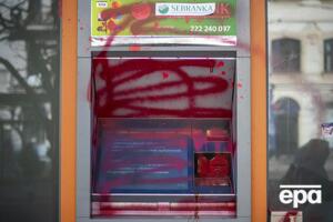 На долю "Сбербанка" приходится около половины депозитов россиян, пишет Bloomberg. На фото – испачканный красной краской банкомат "Сбербанка" в Праге, 9 марта