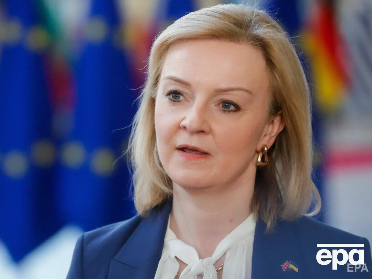 За словами Трасс, країни Заходу мають посилити санкції проти Росії, зокрема повне від'єднання РФ від SWIFT