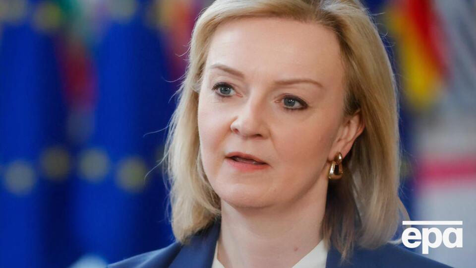 По словам Трасс, страны Запада должны усилить санкции против России, включая полное отключение РФ от SWIFT