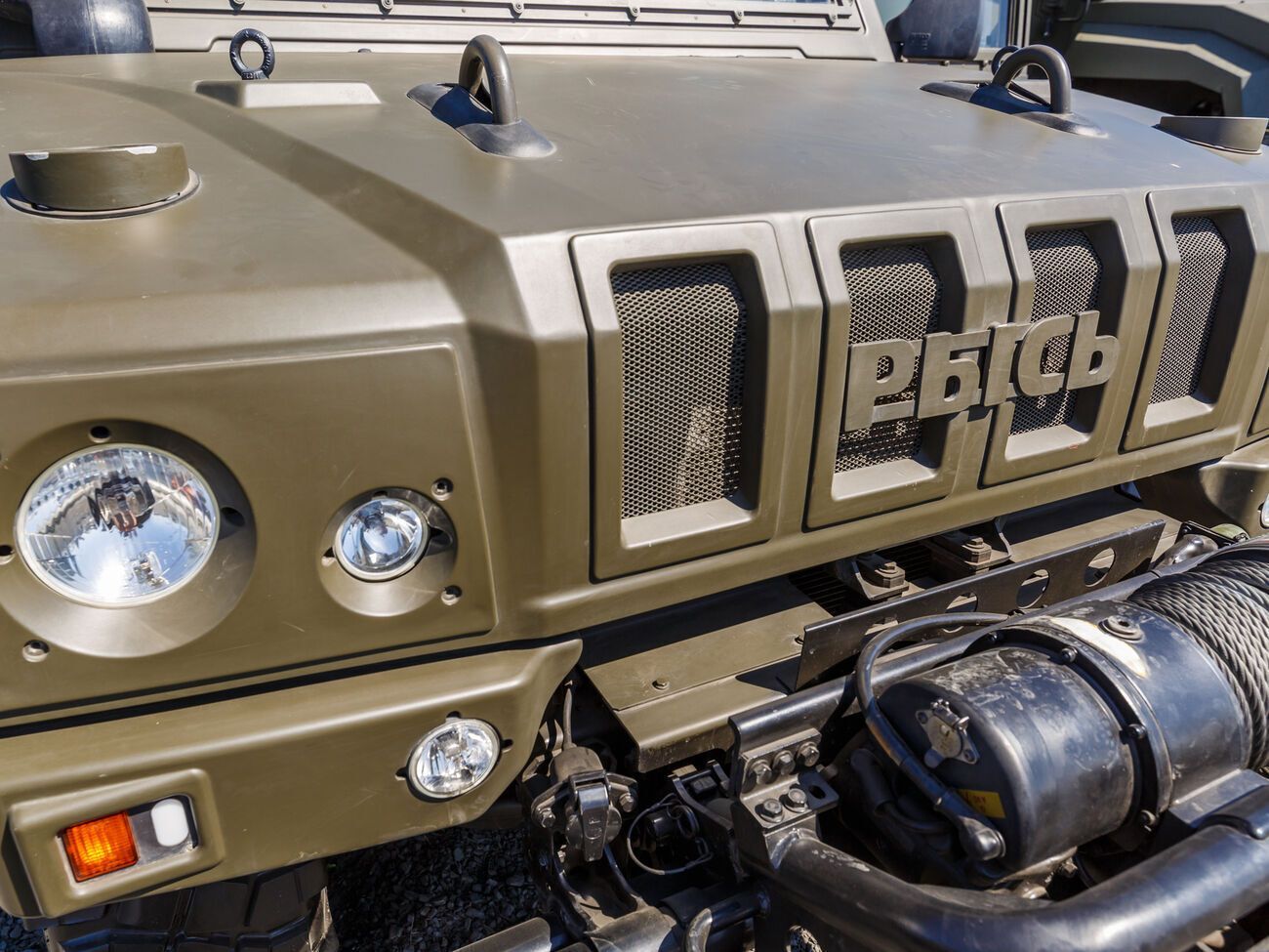 Первым выстрелом снайпер остановил бронеавтомобиль "Рысь"