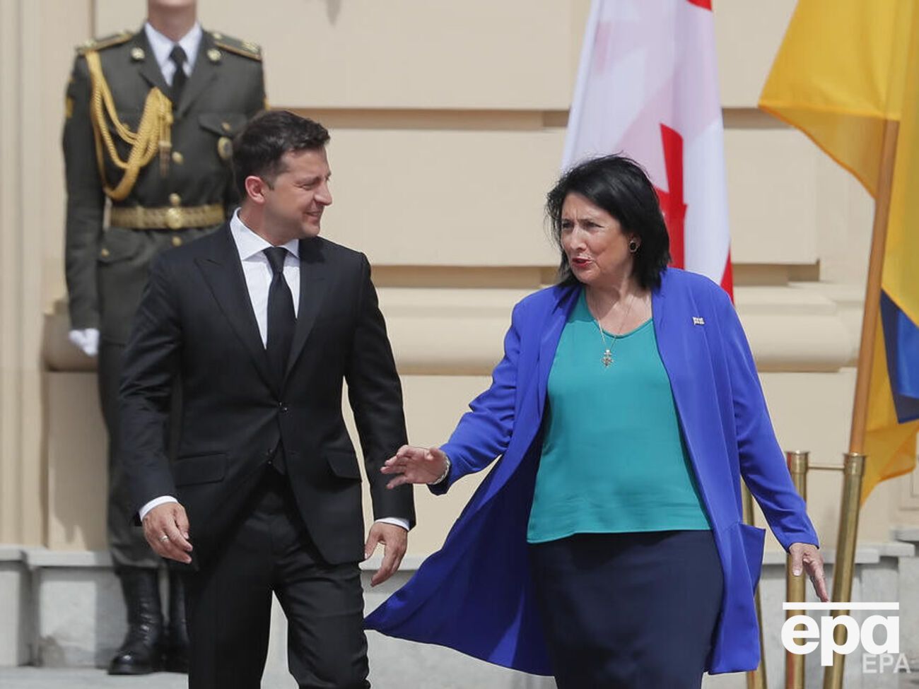 Зурабишвили (справа) заявила, что грузины солидарны с Украиной, поскольку хорошо знают, что такое российская агрессия