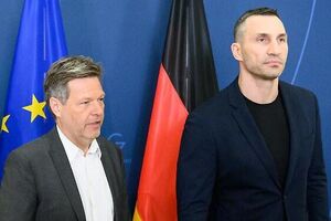 Володимир Кличко під час візиту до Німеччини у складі української делегації зустрівся з міністром економіки Робертом Габеком