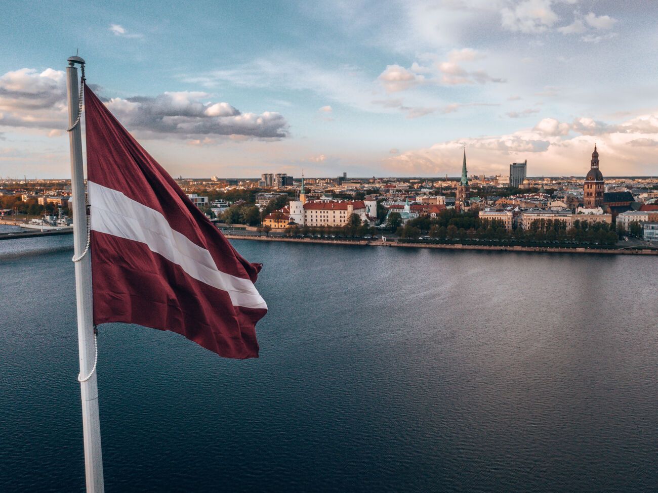 В стране также запретили пропаганду и прославление мероприятий, содержащих идеологию нацистского и коммунистического режимов