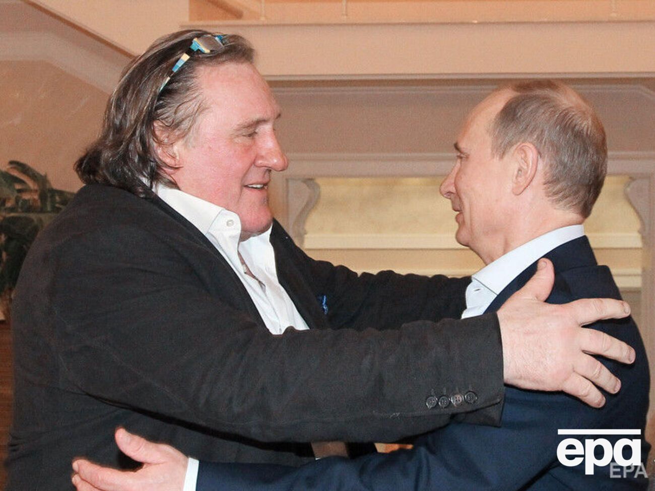 Депардье в 2013 году получил паспорт из рук Путина