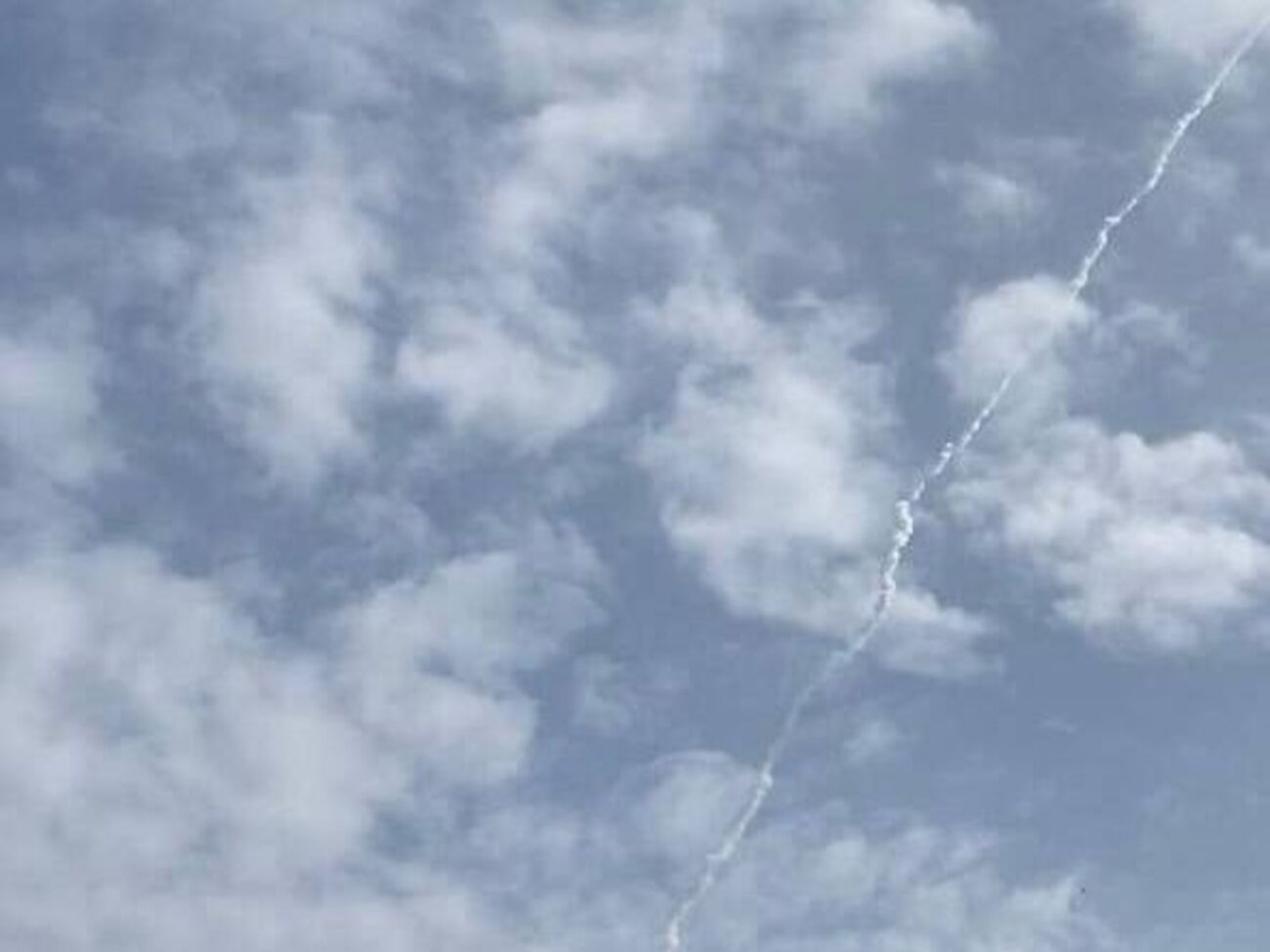 В небе на Белгородом был виден дымный след, отметили жители города в соцсетях