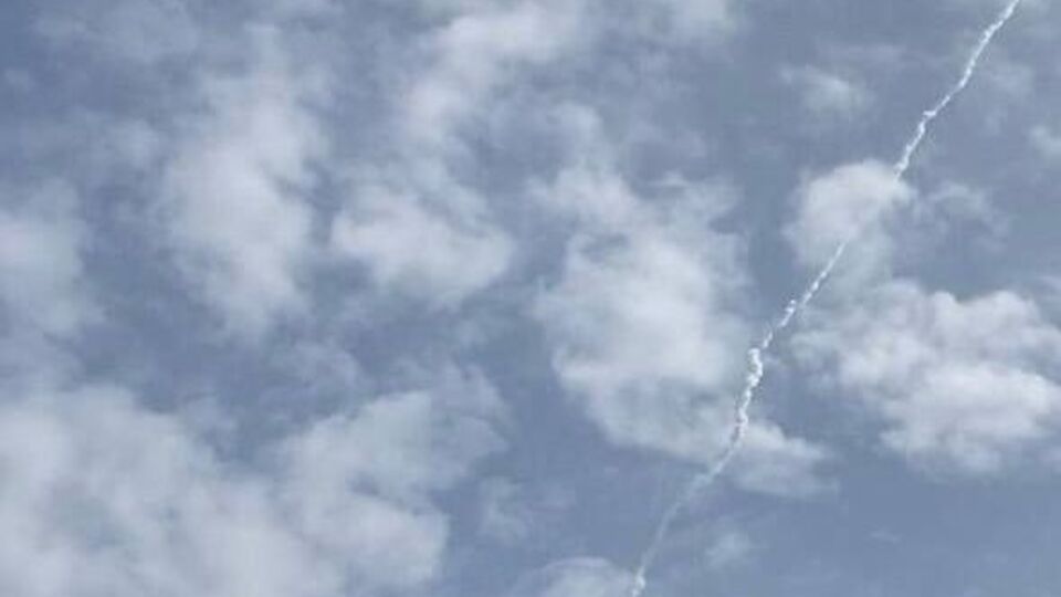 В небе на Белгородом был виден дымный след, отметили жители города в соцсетях