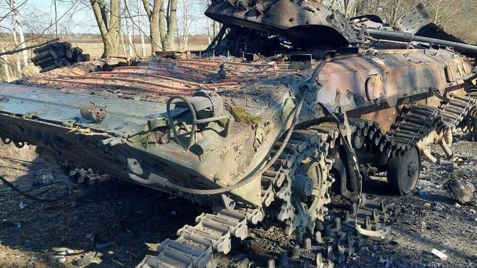 В ходе разговора россияне приходят к выводу, что "сильные войска и вооружение России были лишь рекламным роликом"