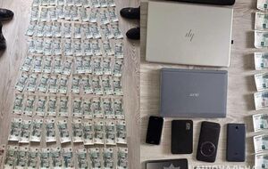 Во время обыска у фигуранта нашли 103 тыс. российских рублей, четыре ноутбука, фотоаппарат и бинокль дальностью 1 тыс. метров