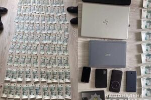 Під час обшуку у фігуранта знайшли 103 тис. російських рублів, чотири ноутбуки, фотоапарат, бінокль дальністю тисяча метрів