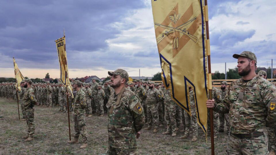 Бойцы "Азова" – солдату РФ: Твое командование пытается убить тебя все время, а мы – только в бою. Сдавайся или беги