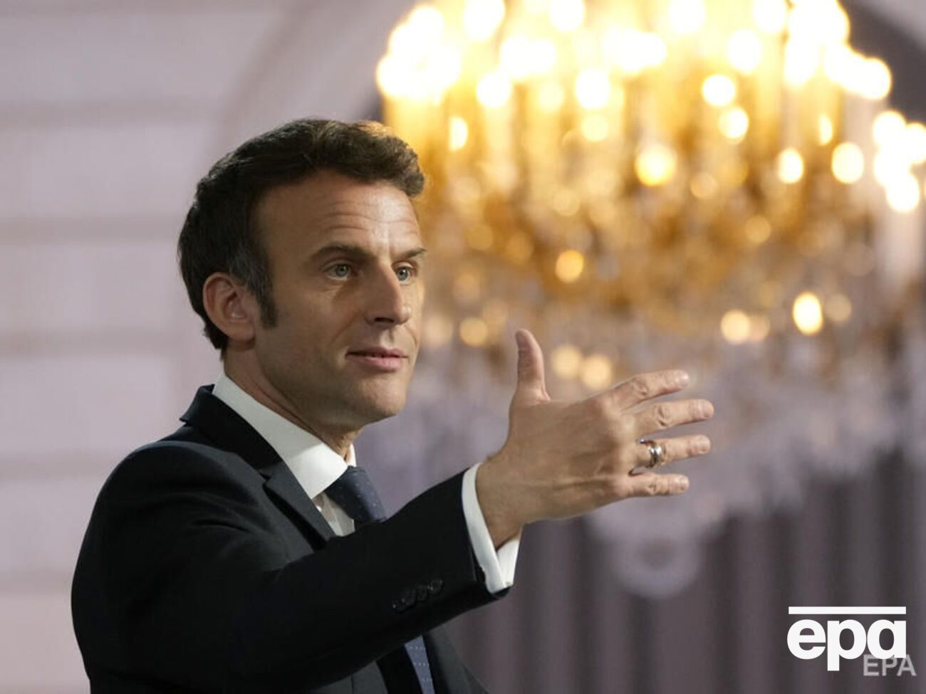 Зеленський просив Макрона (на фото) продовжити дипломатичні зусилля для одержання від РФ умов для евакуації жителів Маріуполя