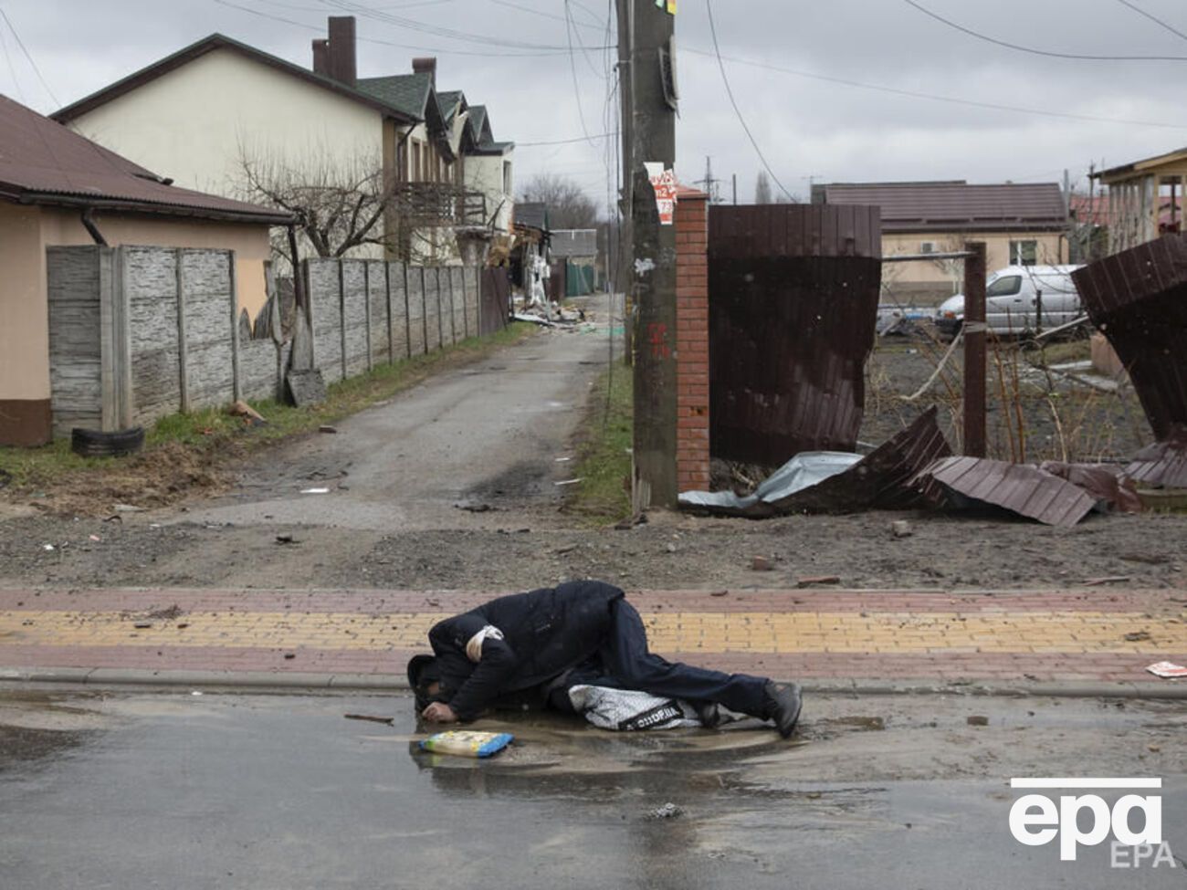 За час окупації Бучі російські військові вбили у місті приблизно 320 мирних жителів