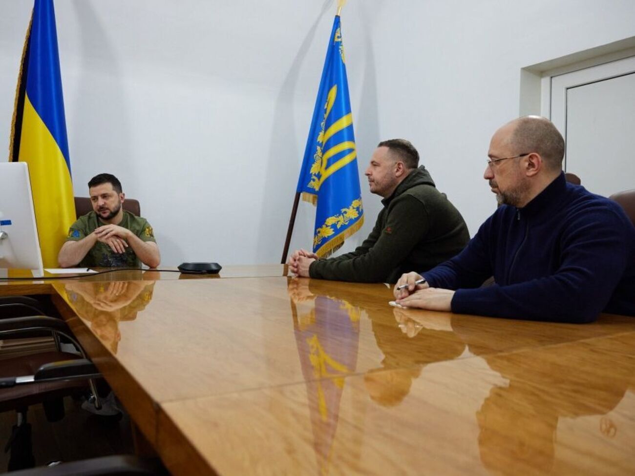 Зеленский (слева) провел селекторное совещание с Кабмином и силовиками