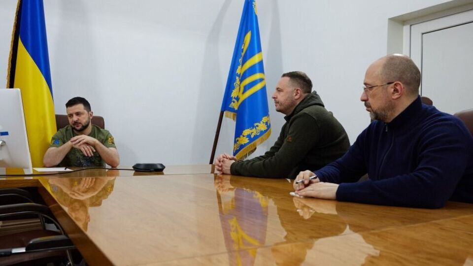 Зеленский (слева) провел селекторное совещание с Кабмином и силовиками