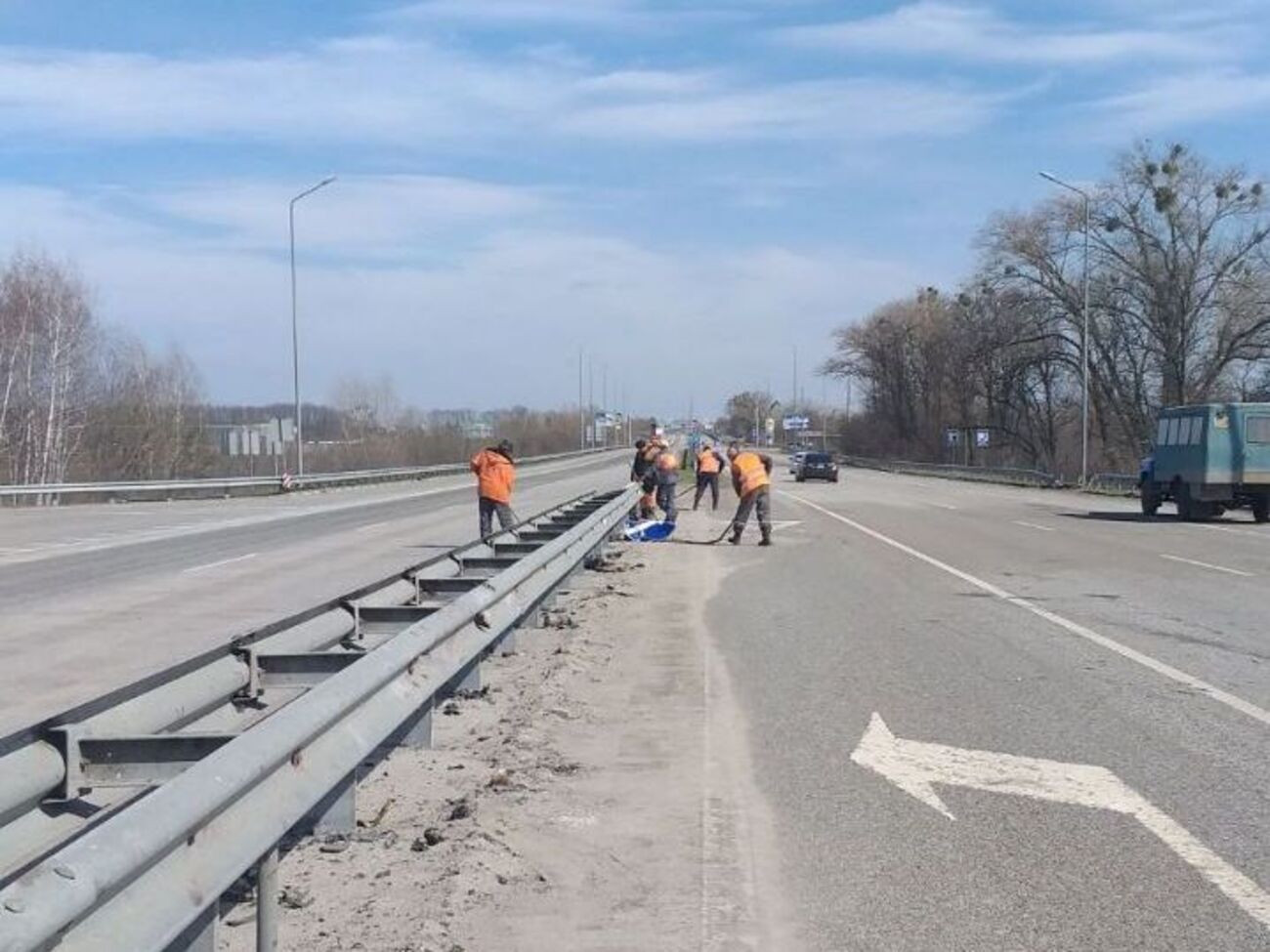 Понад 250 осіб і 117 одиниць техніки продовжує роботи з розчищення вулиць та відновлення дорожньої інфраструктури Київської області, зазначив Кубраков