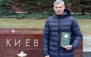 Мужчина сфотографировался возле надписи "Киев"