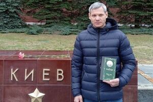Чоловік сфотографувався біля напису "Київ"