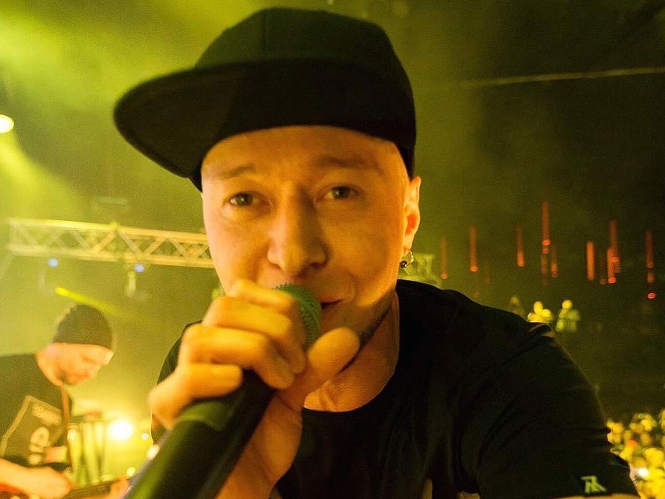 28 березня Хливнюк повідомив, що Гілмор запропонував записати йому спільний трек на підтримку України