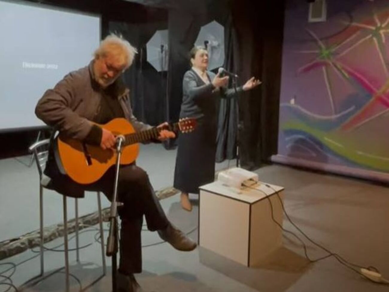 Хостикоев и Сумская во время концерта общались с переселенцами