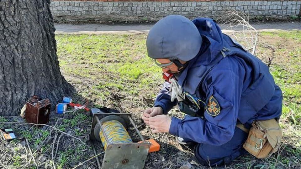 Сапери ДСНС знищують міни на місці