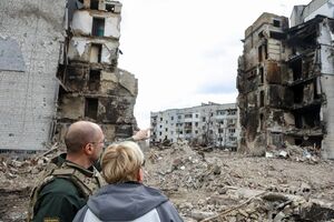 Шмигаль та Шимоніте оглянули зруйновані будинки у Бородянці