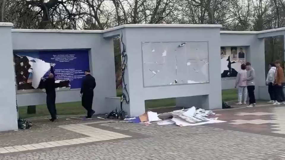 Вандалы разгромили мемориал на улице Перекопской, открытый в 2016 году