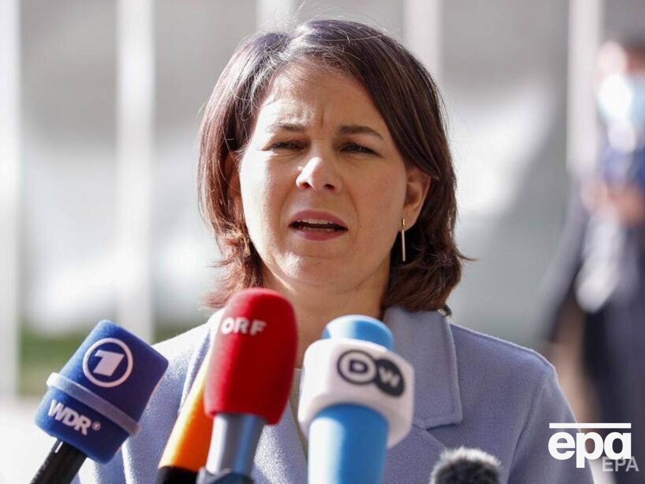 Украине нужно больше военной техники, отметила Бербок