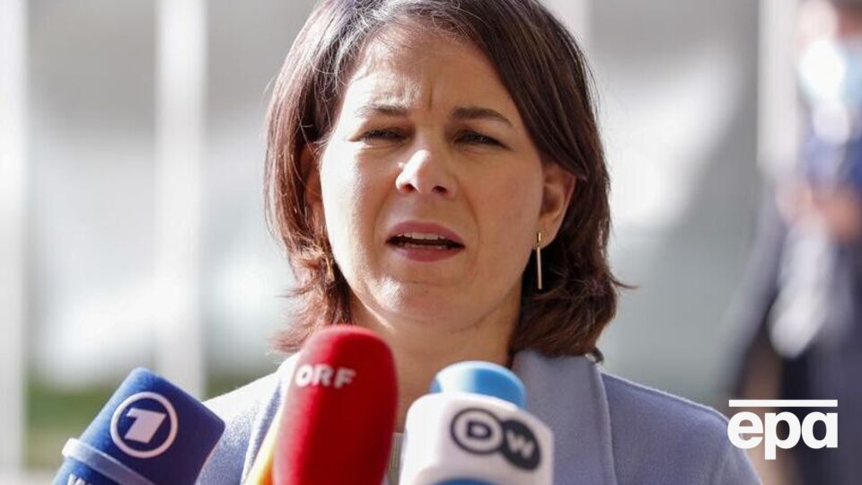 Украине нужно больше военной техники, отметила Бербок