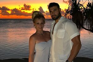 Восени 2021 року Асгарі освідчився Спірс, але пара все ще не зареєструвала шлюбу