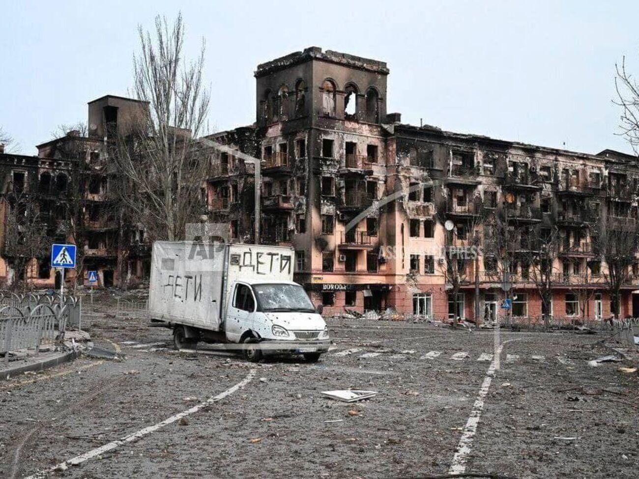 По оценке Бойченко, в Мариуполе сейчас остаются около 120 тыс. мирных жителей