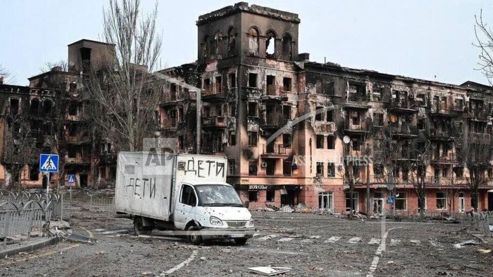 По оценке Бойченко, в Мариуполе сейчас остаются около 120 тыс. мирных жителей